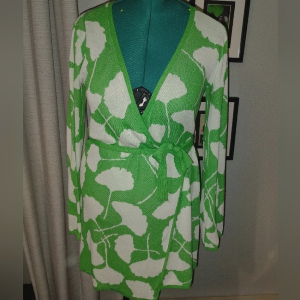 DVF V-Neck Ginkgo Leaf White & Green Long-Sleeve Wrap Sweater, Sz S NWT - Picture 5 of 16